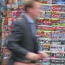 Ein Mann im Anzug und mit einer braunen Aktentasche in der Hand geht am 08.07.2008 in Stuttgart an einem Zeitungs- und Zeitschriftenständer vorbei.
