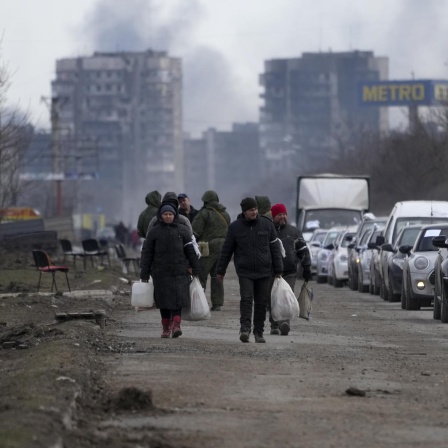 Zivilisten, die in Mariupol aufgrund russischer Angriffe eingeschlossen sind, versuchen, aus der Stadt zu gelangen.  