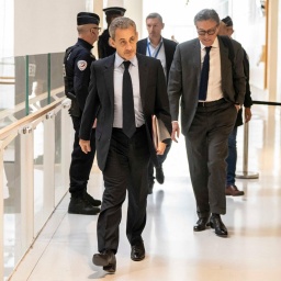 Der ehemalige französische Präsident Nicolas Sarkozy kommt am 25. März 2025 in Paris, Frankreich, vor dem Gericht an. 
