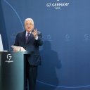 Mahmoud Abbas, Präsident der Palästinensischen Autonomiebehörde, und Olaf Scholz (SPD) stehen an Redepulten. 