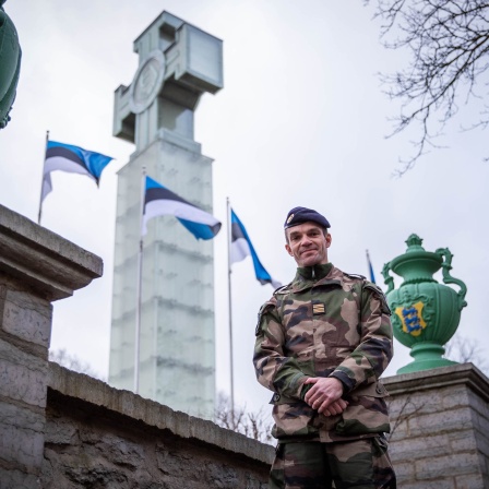 Wie sieht die Zukunft der NATO aus? Oberst Guillaume Trohel, Kommandeur des französischen Kontingent der NATO-Kampfgruppe, vor dem Denkmal für den Unabhängigkeitskrieg in Tallinn / Estland