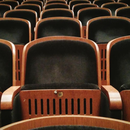 Eine leere Reihe von Theatersitzen. Das Verschwinden einer Schauspielerin während einer Vorstellung ist ein klarer Fall für Professor van Dusen.
