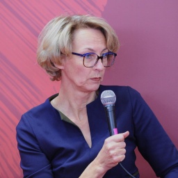 Verlegerin Susanne Schüssler mit Mikrofon auf der Frankfurter Buchmesse, 2023.