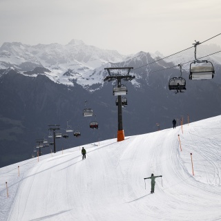 Skifahrer fahren am letzten Tag der Saison auf der Piste am Pizol, während Saharastaub die Luft eintrübt