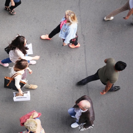 Von oben sind mehrere Menschen auf einer Einkaufsstraße zu sehen, darunter zwei modisch gekleidete, junge Frauen mit Einkaufstüten in der Hand - aufgenommen am 26.05.2017 in Berlin im Stadtteil Steglitz.