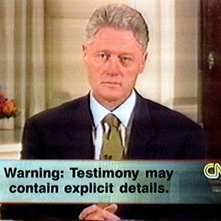 Da Standbild aus einem Video des Senders CNN vom 21.9.1989 zeigt den damaligen US-Präsidenten Bill Clinton, der sich in diesem Video, im Map Room des Weißen Hauses aufgenommen, im Sex-und-Lügen-Skandal rechtfertigt.