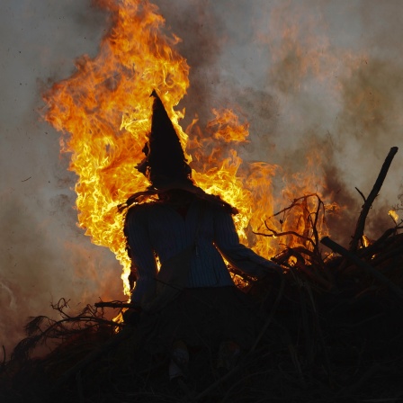 Das große Feuer beim Tanz in den Mai