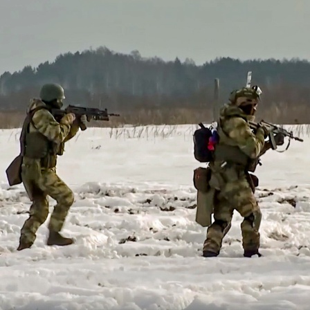 Auf diesem vom Pressedienst des russischen Verteidigungsministeriums am 28. Dezember 2022 veröffentlichten Foto aus einem Video nehmen russische Soldaten an Übungen an einem nicht näher bezeichneten Ort in Belarus teil.
