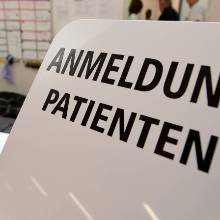 Schild mit der Aufschrift Patienten Anmeldung