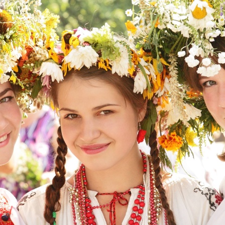 Junge Mädchen in der ukrainischen traditionellen Tracht, Iwan Kupala Tag. Archivfoto