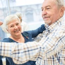 Eine Gruppe von Senioren nimmt an einem Tanzkurs teil