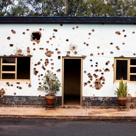 Einschusslöcher in einem Haus markieren heute das "Camp Kigali Memorial" in Ruanda.