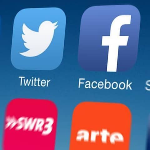 Auf einem Smartphone sind verschiedene Apps zu sehen. Unter anderen Twitter und facebook.