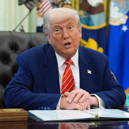 US-Präsident Donald Trump spricht während einer Pressekonferenz im Oval Office des Weißen Hauses.