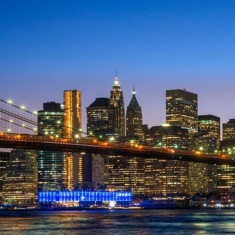 Blick auf Manhattan am Abend (Foto: imago images / VWPics)