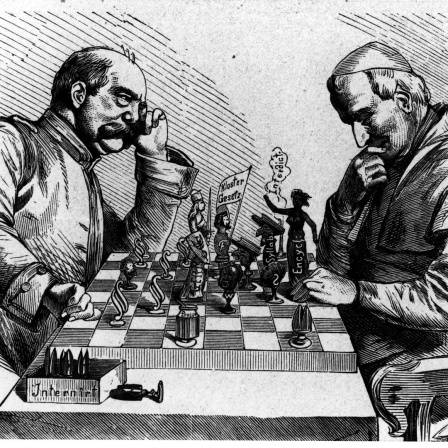 Eine Karikatur zeigt Bismarck und Papst Pius IX. als Gegner in einer Schachpartie. 