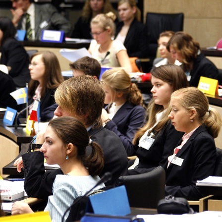 Schülerinnen und Schüler nehmen an der Aktion &quot;Modell Europa Parlament Deutschland&quot; im Bundesrat teil