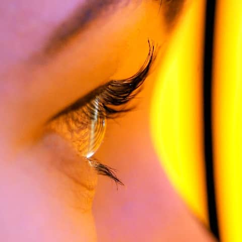 Augenärztliche Untersuchung, zu sehen ist ein Auge in Großaufnahme