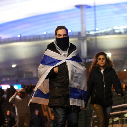 Isrealische Fans verlassen das Fußballstadion in Paris