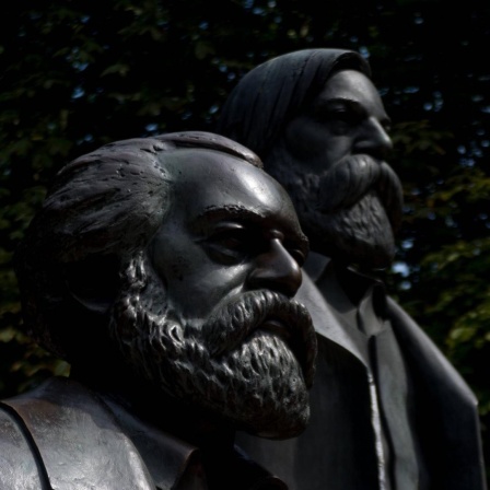 Statuen von Karl Marx und Friedrich Engels in Berlin.