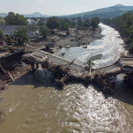 Zerstörte Brücke über die Ahr in Ahrweiler nach der Flutkatastrophe im Juli 2021 (Luftaufnahme mit einer Drohne).