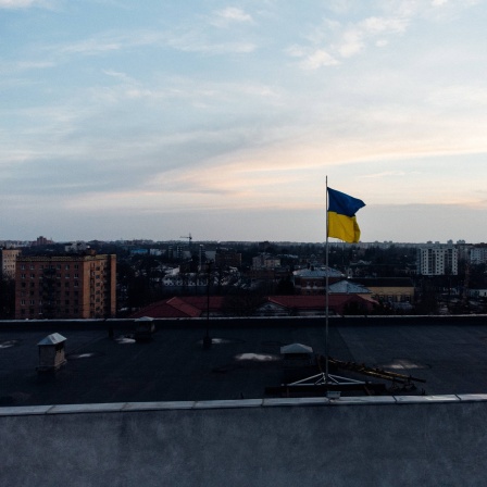 Ukrainische Flagge an einem Gebäude in Poltawa