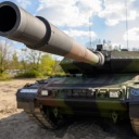 Ein Kampfpanzer der Bundeswehr vom Typ Leopard 2 A7V steht auf dem Übungsplatz