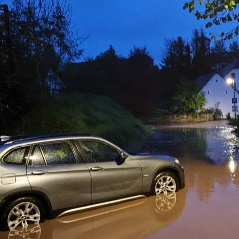 In Glaadt in Rheinland-Pfalz wurden laut Feuerwehr Straßen überflutet.