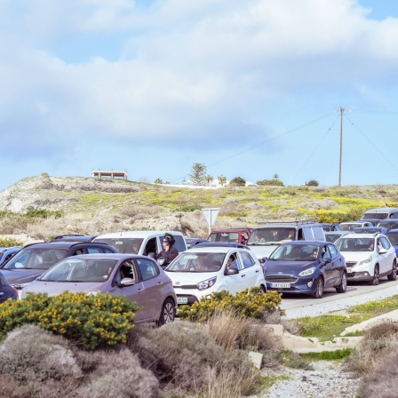 Bewohner und Besucher verlassen die griechische Insel Santorin nach erdbeben