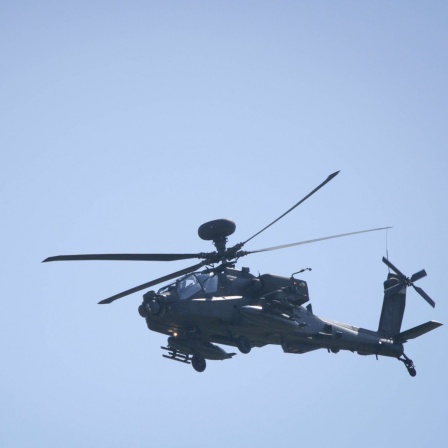 Ein Apache Helikopter fliegt bei einer Nato-Übung in Estland über eine Militärbasis in Tapa.