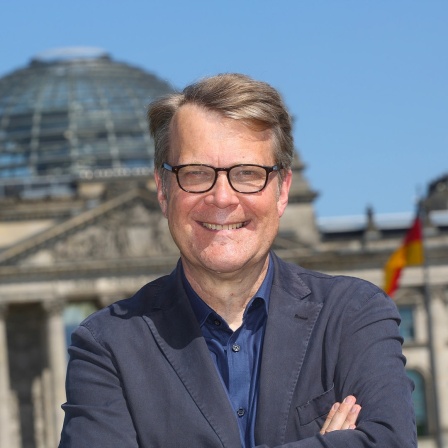 Prof. Robert Vehrkamp von der Bertelsmann Stiftung steht vor dem Reichstag in Berlin.
