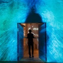 Besucher in der Ausstellung "un_endlich. Leben mit dem Tod" im Berliner Humboldt-Forum