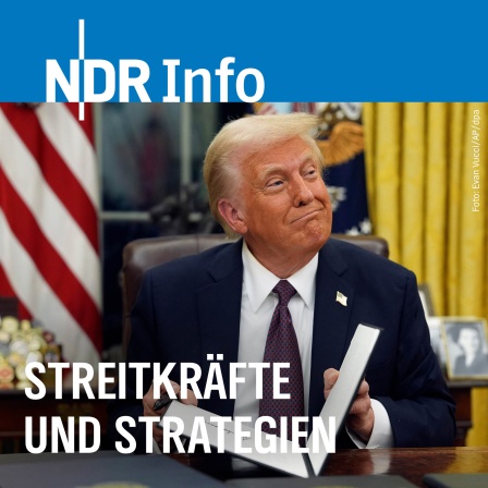 US-Präsident Donald Trump unterzeichnet Anordnungen im Oval Office des Weißen Hauses.