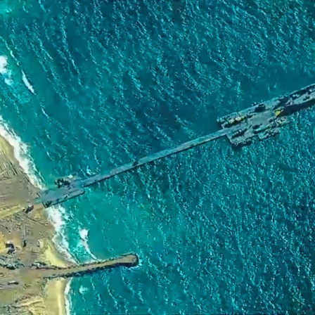 Ein provisorischer von der US-Army errichteter schwimmender, provisorischer Hafen im Gazastreifen zur besseren Auslieferung von Hilfsgütern. (Luftaufnahme)