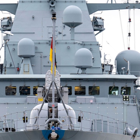 Die Fregatte "Hessen" läuft in Wilhelmshaven aus.