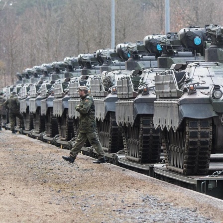 Schützenpanzer des Typs Marder werden am 21.02.2017 auf dem Truppenübungsplatz Grafenwöhr (Bayern) auf einen Zug verladen.