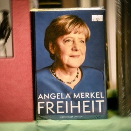 Das Buch "Freiheit" von Angela Merkel steht im Schaufenster einer Buchhandlung.