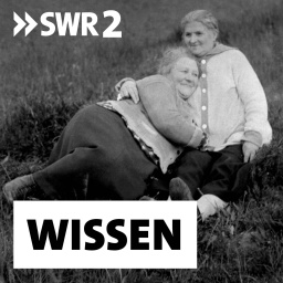 Zwei Frauen kuscheln um 1940 auf einer Wiese: Frauenliebende Frauen waren in Deutschland lange Zeit in der Öffentlichkeit nicht präsent, waren quasi unsichtbar. Sie wurden entweder gesellschaftlich ignoriert, angefeindet oder gar verfolgt.