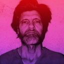 Illustration: WDR Hörspiel-Podcast "Dunkle Seelen": Verhaftungsfoto von Ted Kaczynski, das Foto ist dunkel lila-rot hinterlegt.