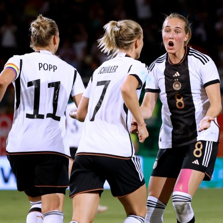 Alexandra Popp jubelt nach Ihrem Tor zum 2 : 2-Ausgleich mit Lea Schüller und  Sydney Lohmann im Spiel gegen Sambia.
