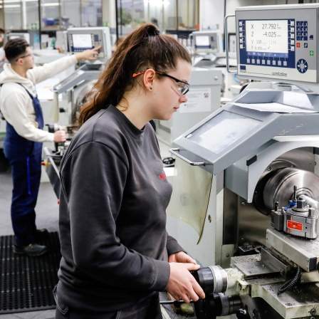 Eine Auszubildende arbeitet an einer Drehbank im Berufsbildungszentrum in Remscheid