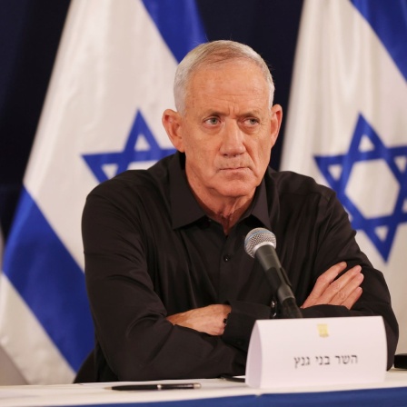 Yoav Gallant (M), Verteidigungsminister von Israel, bei einer Pressekonferenz in Tel Aviv, Israel