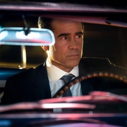 Szene aus der Krimiserie "John Sugar": Colin Farrell spielt den gleichnamigen Privatdetektiv und sitzt in einem Auto. Es sind hellblaue und rosa Lichtreflektionen zu sehen. 