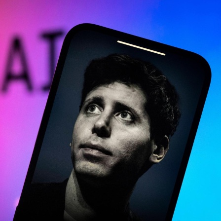 Sam Altman auf einem Smartphone vor OpenAI-Logo