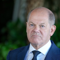 Bundeskanzler Scholz, SPD, schaut ein wenig grimmig an der Kamera vorbei