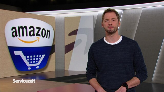 Der Moderator Dieter Könnes im SZ Studio vor einem Bild mit dem Amazon-Icon