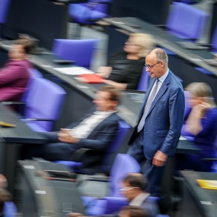 Friedrich Merz (CDU), CDU-Bundesvorsitzender und Unionsfraktionsvorsitzender, nimmt im Plenum des Bundestags an der Sitzung teil.