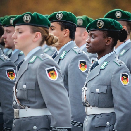Junge Bundeswehrsoldatinnen und -soldaten bei einem Empfang im Bundesministerium der Verteidigung in Berlin. (Archivbild)