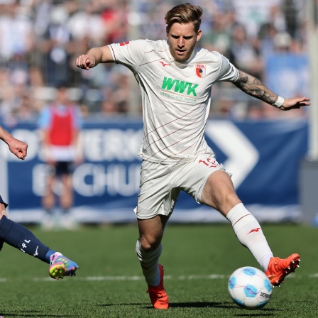 Der Augsburger Arne Maier fängt den Ball von Masouras ab