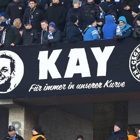 Spruchband "KAY - für immer in unserer Kurve" für den verstorbenen Kay Bernstein von Hertha BSC Berlin. (Quelle: imago images/Taeger)